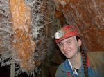 Leonie in der Grotte Saint Marcel